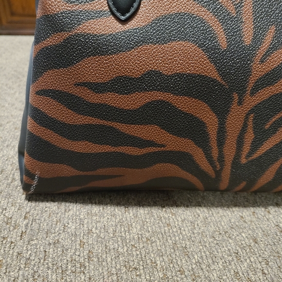 NINE WEST WOMEN'S BLACK AND SADDLE TAN PURSE - Picture 15 of 15